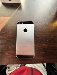 iPhoneSE Apple SIMロック解除済 64GBのサムネイル