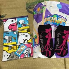 スヌーピーのタオルとピンクパンサーの靴下のサムネイル
