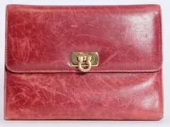 フェラガモ レザー 赤 クラッチポーチ ゴールド金具 - メルカリ
