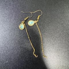 ドロップ型ストーン チェーンピアス