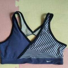 美品 NikeFITナイキブラトップMサイズ/ヨガ フィットネスのサムネイル