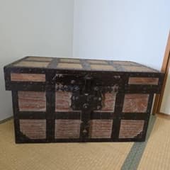 鎧櫃　外鍵付　背負箪笥　武具　刀剣　千両箱　鋏箱　甲冑箱　兜箱　江戸時代 万両箱 鍵付 千両箱 銭函 銭箱 古民具 箪笥 帯金具 船箪笥 長持 鎧櫃