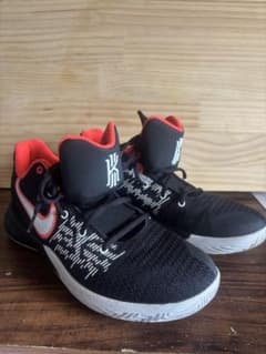 Nike Kyrie バスケットボールシューズ ブラック/レッド - メルカリ