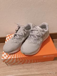 Nike Renew グレー スニーカーのサムネイル