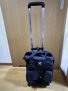 4輪　黒のキャリーバッグ 前面ポケット付きのサムネイル