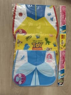 Set of 3 feeding bibs