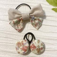 お買い得♡お揃い リバティ お花チャーム付ダブルリボン くるみボタン