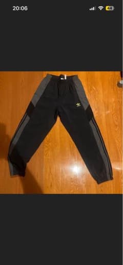adidas トラックパンツ 黒 黄色ロゴのサムネイル