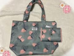KALDI いちごバッグ&いちご柄トラベルポーチのサムネイル