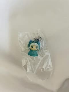 青い髪のキャラクター ストラップ付きフィギュアのサムネイル