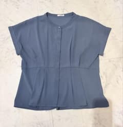 ◾︎美品◾︎オフィスカジュアル◾︎くすみブルーボタン付ブラウスのサムネイル