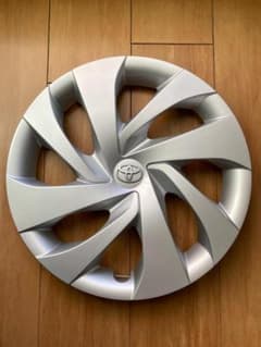 新品 １枚 ヤリス 純正 ホイールキャップ　ホイールカバー ゆうパック　２のサムネイル