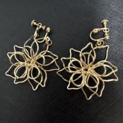 花形 ワイヤー イヤリング 金色のサムネイル