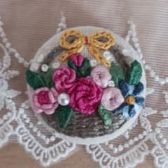くるみボタン刺繍ブローチ ユキヤナギのブローチ handmade くるみボタン刺繍ブローチ ユキヤナギのブローチ handmade | Shop at