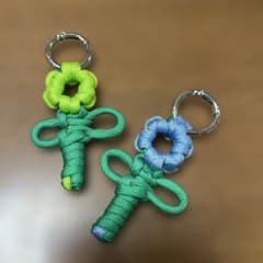 お花なキーホルダー　黄緑と水色2個セットのサムネイル