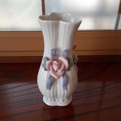 陶器製 一輪挿し 花瓶 立体的な花とリボン装飾のサムネイル