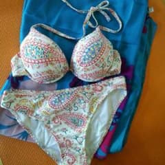 連休中値下げします！！パレオ付き!!新品ビキニ(*^o^*)のサムネイル