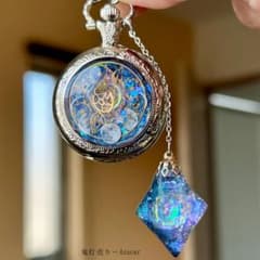 ブラックオパール風 八面体ペンデュラム付き懐中時計｜魔法陣×歯車レジン作品 ブラックオパール風 八面体ペンデュラム付き懐中時計｜魔法陣×歯車