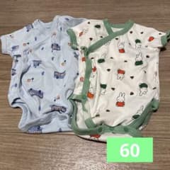 UNIQLO前開きベビー ロンパース 肌着 2枚セット 60cmのサムネイル