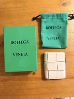 ボッテガヴェネタ 二つ折り財布 ホワイト系 箱・保存袋付きのサムネイル