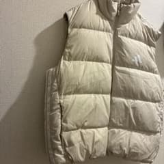 本日限定価格　adidas ベージュダウンベスト 2XLのサムネイル