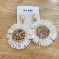 ☆佐野由佳様専用☆【SHEIN】フラワーピアスのサムネイル