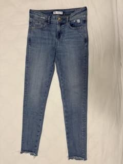 ★美品★【ZARA】スキニーデニムパンツ カットオフのサムネイル