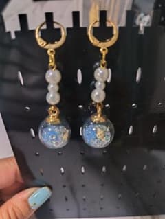 ハンドメイド 青い球体 フープピアスのサムネイル