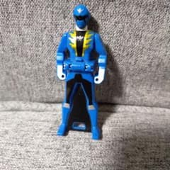 ジ*兄様 戦隊ヒーロー 青色フィギュア 武器付きのサムネイル