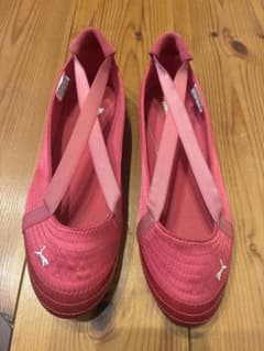 PUMA ピンク クロスストラップ スニーカーのサムネイル