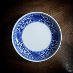 皿 染付　花唐草　古伊万里　小皿　訳あり　ニュウ　直し 皿 染付 花唐草 古伊万里 小皿 訳あり ニュウ 直し - メルカリ