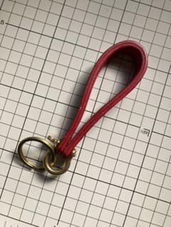 赤の本革キーリングのサムネイル