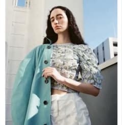 新品MINAMI TANAKA×CLANEフラワージャカードシャーリングトップス
