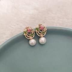 花と葉のデザインのピアス イヤリングのサムネイル
