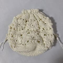 ハンドメイド かぎ針編み　 お花モチーフ 巾着ポーチ オフホワイトラメ入りのサムネイル