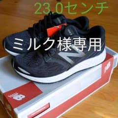 ミルク様専用　ニューバランス　ランニングシューズ　23.0のサムネイル