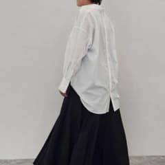 《ウタオ》バックボタンシャツ　ホワイト 長袖シャツ