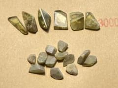 高価石　スフェーン　チタナイト　カナダ産　原石　研磨　原石ピアスのサムネイル