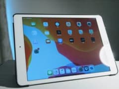 iPad 2019(第7世代) 白 128GB WiFiのサムネイル