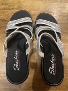Skechers スケッチャーズ メモリーフォーム サンダル ホワイト ブラックのサムネイル