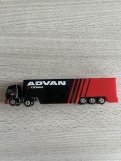 トミカ　ADVAN レーシングトランスポーター　トイザらス　YOKOHAMAのサムネイル