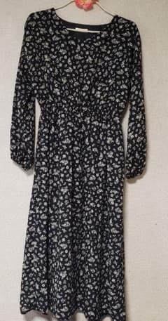小花柄ロングワンピース 黒のサムネイル