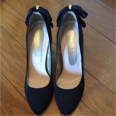 黒のパンプスのサムネイル
