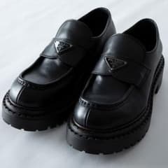 PRADA プラダ ブラック レザー 厚底ローファー トライアングルロゴ 革靴のサムネイル