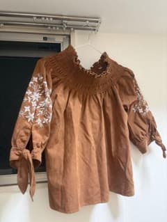 刺繍入り オフショルダー ブラウンのサムネイル