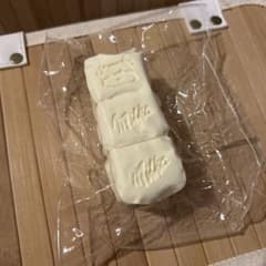 kikisquishy 氷バター Sサイズ 牛ホワイトチョコ スクイーズのサムネイル
