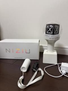 NiziU ペンライト 本体、電池ケース、箱付き - メルカリ
