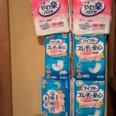 白十字やわ楽パンツ型 S 26枚入りとライフリーズレずに安心パッド３６枚入×4袋のサムネイル