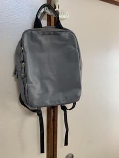 グレー シンプル リュックのサムネイル