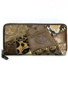 レア品】COACH パッチワーク ラウンドファスナー長財布 - メルカリ